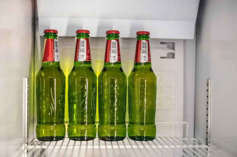 Kolde flasker stillet pænt op i en tøndekøler derhjemme