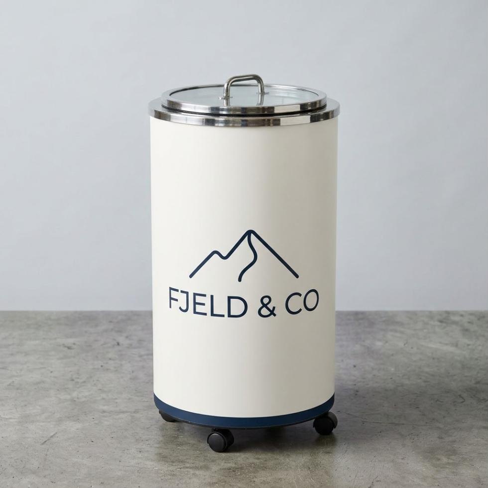 Tøndekøler med firmalogo – minimalistisk hvid wrap med mørkeblåt logo